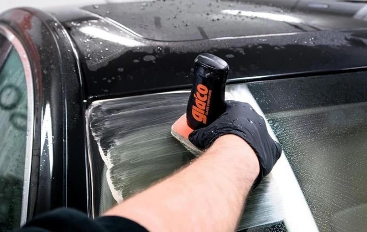 Абразивний очисник для скла SOFT99 Glaco Glass Compound Roll On 100мл Абразивний очисник  фото